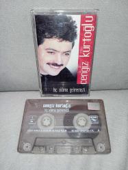Kaset Cengiz Kurtoğlu hiç aklıma gelmemişti albümü. Orijinal. Sorunsuz çalışıyor. kartonette eksik sayfalar ile hafif yıpranma var.