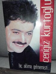 Kaset Cengiz Kurtoğlu hiç aklıma gelmemişti albümü. Orijinal. Sorunsuz çalışıyor. kartonette eksik sayfalar ile hafif yıpranma var.
