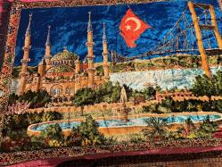 İstanbul Temalı Kadife Duvar Halısı 170x115 cm Üzerinde Sultanahmet Camii, Boğaz Köprüsü ve Türk Bayrağı işlemeleri bulunan çok şık bir dekoratif halıdır. Canlı renklere sahip, yumuşak kadife dokuludur. Işığa göre renk değiştiren parlak bir yapısı vardır. Temiz kullanılmış, yırtığı veya söküğü yoktur.