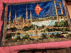 İstanbul Temalı Kadife Duvar Halısı 170x115 cm Üzerinde Sultanahmet Camii, Boğaz Köprüsü ve Türk Bayrağı işlemeleri bulunan çok şık bir dekoratif halıdır. Canlı renklere sahip, yumuşak kadife dokuludur. Işığa göre renk değiştiren parlak bir yapısı vardır. Temiz kullanılmış, yırtığı veya söküğü yoktur.
