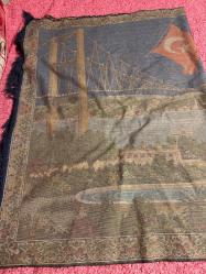 İstanbul Temalı Kadife Duvar Halısı 170x115 cm Üzerinde Sultanahmet Camii, Boğaz Köprüsü ve Türk Bayrağı işlemeleri bulunan çok şık bir dekoratif halıdır. Canlı renklere sahip, yumuşak kadife dokuludur. Işığa göre renk değiştiren parlak bir yapısı vardır. Temiz kullanılmış, yırtığı veya söküğü yoktur.