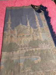 İstanbul Temalı Kadife Duvar Halısı 170x115 cm Üzerinde Sultanahmet Camii, Boğaz Köprüsü ve Türk Bayrağı işlemeleri bulunan çok şık bir dekoratif halıdır. Canlı renklere sahip, yumuşak kadife dokuludur. Işığa göre renk değiştiren parlak bir yapısı vardır. Temiz kullanılmış, yırtığı veya söküğü yoktur.