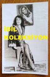 YEŞİLÇAM OYUNCUSU ERDEN ENER'İN ORİJİNAL FOTOĞRAFI - 18 x 12 cm EBADINDA - ERDEN ENER KENDİ FOTOĞRAFININ ÖNÜNDE KADRAJA POZ VERİRKEN ÇEKİLMİŞ BİR KARE