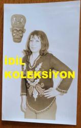 YEŞİLÇAM OYUNCUSU ERDEN ENER'İN ORİJİNAL FOTOĞRAFI - 18 x 12 cm EBADINDA - ERDEN ENER, KADRAJA POZ VERİRKEN ÇEKİLMİŞ BİR KARE