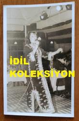 YEŞİLÇAM OYUNCUSU ERDEN ENER'İN ORİJİNAL FOTOĞRAFI - 18 x 12 cm EBADINDA - ERDEN ENER, SAHNEDE ŞARKI OKURKEN ÇEKİLMİŞ BİR KARE