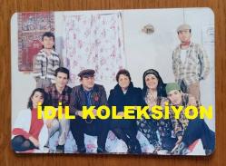 YEŞİLÇAM OYUNCUSU ERDEN ENER'İN ORİJİNAL FOTOĞRAFI - 12,5 x 9 cm EBADINDA - ERDEN ENER, SAHNE ALDIĞI BİR TİYATRO OYUNUNDA TİYATROCU DOSTLARIYLA TOPLUCA POZ VERİRKEN ÇEKİLMİŞ BİR KARE. 1980'LER