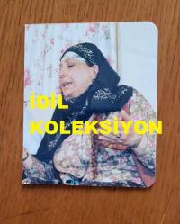 YEŞİLÇAM OYUNCUSU ERDEN ENER'İN ORİJİNAL FOTOĞRAFI - 9 x 7 cm EBADINDA - ERDEN ENER, SAHNE ALDIĞI BİR TİYATRO OYUNUNDA ROLÜNÜ CANLANDIRIRKEN ÇEKİLMİŞ BİR KARE. 1980'LER