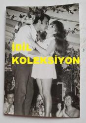 YEŞİLÇAM OYUNCUSU ERDEN ENER'İN ORİJİNAL 3'LÜ FOTOĞRAF SETİ - 18 x 12 cm ve 16 x 12 cm EBADINDA - ERDEN ENER, NİŞANLISI ve SEVDİKLERİYLE BİRLİKTE DÜZENLEDİĞİ EĞLENCEDE ZİP TAKIP OYNARKEN ve NİŞANLISINI ÖPERKEN ÇEKİLMİŞ 3 FARKLI KARE