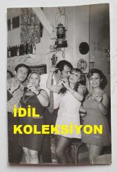 YEŞİLÇAM OYUNCUSU ERDEN ENER'İN ORİJİNAL 3'LÜ FOTOĞRAF SETİ - 18 x 12 cm ve 16 x 12 cm EBADINDA - ERDEN ENER, NİŞANLISI ve SEVDİKLERİYLE BİRLİKTE DÜZENLEDİĞİ EĞLENCEDE ZİP TAKIP OYNARKEN ve NİŞANLISINI ÖPERKEN ÇEKİLMİŞ 3 FARKLI KARE