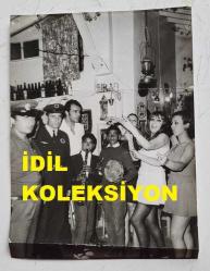 YEŞİLÇAM OYUNCUSU ERDEN ENER'İN ORİJİNAL 3'LÜ FOTOĞRAF SETİ - 18 x 12 cm ve 16 x 12 cm EBADINDA - ERDEN ENER, NİŞANLISI ve SEVDİKLERİYLE BİRLİKTE DÜZENLEDİĞİ EĞLENCEDE ZİP TAKIP OYNARKEN ve NİŞANLISINI ÖPERKEN ÇEKİLMİŞ 3 FARKLI KARE