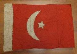 LOT.2 » KOLEKSİYONDAN ÇIKMA EL DİKİMİ ARKASI MÜHÜRLÜ BAYRAK. EHLİ BEYT MÜHÜRLÜDÜR. NADİR.