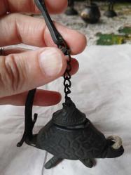 Antika görünümlü kaplumbağa yağ kandili