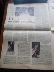 Pazar Postası Gazetesi - Turkish Newspaper - 12 Ağustos 1995 - Sayı 86 - Doğu Ergil'in TOBB için hazırladığı rapor tartışma konusu oldu - Doğu Ergil tüm eleştirileri yanıtladı - gümrük birliğine girerken müdür beyler dönemi bitti yazan Canan Barlas - güvensizlik yazan Murat Belge - Le Monde liberaller bunu çoktandır söylüyordu yazan Ömer Servet - 68 kuşağı bir tecrübedir yazan Taha Akyol - Pamukbank'ın yeni kaptanı Orhan Emirdağ - dikkat Toyota Rav4 geldi - Tansu Çiller'den İlyas Aktaş'a telefon - İspanya ve BASK modeli - PKK ETA'ya benzemez - insanlık dramı göç yazan Sami Kohen - balkanlarda bir mozaik mahvoldu yazan Dinçer Güner - genç yönetmen Kutluğ Ataman hapsedilmiş bir kitle gençlik röportaj Burçak Evren - Eugenio Barba İstanbul'da - uluslararası Leyla Gencer şan yarışması fotoğraf - ANAP İstanbul milletvekili Güneş Taner liderlik için imaj yetmez yazan Zeynep Çetinkaya