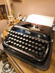 Efsane Erika Daktilo