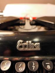 Efsane Erika Daktilo