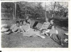 Plak Dinleyen Gençler Müzik Tarihi Pikap (9 x 6cm)