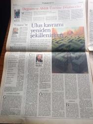 Pazar Postası Gazetesi - Turkish Newspaper - 5 Mayıs 1996 - Sayı 124 - Ortaklar kapıştı Erbakan bekliyor yazan Mete Belovacıklı - Ulus kavramı yeniden şekillenirken yazan Mehmet Ali Kılıçbay - uzlaşmalar yazan Murat Belge - değişim ve ahlak üzerine düşünceler yazan Canan Barlas - Cumhuriyet laiklik demokrasi ve çocukları yazan Ömer Servet - siyasi lider olarak Özal Taha Akyol - Kinetix İle Yere Sağlam Basın - Avrupa Müzik Top 10 - DYP'leşen ANAP'ta yeni kadrolaşma Yazan Naki Özkan - erken seçim olasılığı - sansasyon gazeteciliği yüz yaşında - 60'lık Pavarotti'nin sevgilisi 26 yaşında - AIDS için kırmızı alarm - uyuşturucu AIDS'in binek taşı - Tuğçe San'ın Avrupa çıkartması - İstanbul kanatlarımın altında filmi - bütün eserleri ile Füruzan - Zeytinoğlu motorlu taşıtlar A.Ş. Genel Müdürü Mehmet Zeytinoğlu Alfa müşterisi özeldir - Yapı Kredi bankası'nın hazırladığı Yapı Kredi Vedat Nedim Tör müzesi'nde sergilediği gramofon ve taş plak sergisi büyük ilgi gördü - İMKB kapanış