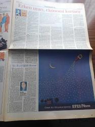 Pazar Postası Gazetesi - Turkish Newspaper - 5 Mayıs 1996 - Sayı 124 - Ortaklar kapıştı Erbakan bekliyor yazan Mete Belovacıklı - Ulus kavramı yeniden şekillenirken yazan Mehmet Ali Kılıçbay - uzlaşmalar yazan Murat Belge - değişim ve ahlak üzerine düşünceler yazan Canan Barlas - Cumhuriyet laiklik demokrasi ve çocukları yazan Ömer Servet - siyasi lider olarak Özal Taha Akyol - Kinetix İle Yere Sağlam Basın - Avrupa Müzik Top 10 - DYP'leşen ANAP'ta yeni kadrolaşma Yazan Naki Özkan - erken seçim olasılığı - sansasyon gazeteciliği yüz yaşında - 60'lık Pavarotti'nin sevgilisi 26 yaşında - AIDS için kırmızı alarm - uyuşturucu AIDS'in binek taşı - Tuğçe San'ın Avrupa çıkartması - İstanbul kanatlarımın altında filmi - bütün eserleri ile Füruzan - Zeytinoğlu motorlu taşıtlar A.Ş. Genel Müdürü Mehmet Zeytinoğlu Alfa müşterisi özeldir - Yapı Kredi bankası'nın hazırladığı Yapı Kredi Vedat Nedim Tör müzesi'nde sergilediği gramofon ve taş plak sergisi büyük ilgi gördü - İMKB kapanış