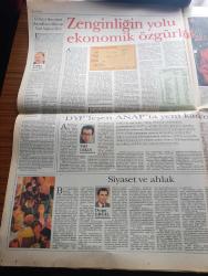 Pazar Postası Gazetesi - Turkish Newspaper - 5 Mayıs 1996 - Sayı 124 - Ortaklar kapıştı Erbakan bekliyor yazan Mete Belovacıklı - Ulus kavramı yeniden şekillenirken yazan Mehmet Ali Kılıçbay - uzlaşmalar yazan Murat Belge - değişim ve ahlak üzerine düşünceler yazan Canan Barlas - Cumhuriyet laiklik demokrasi ve çocukları yazan Ömer Servet - siyasi lider olarak Özal Taha Akyol - Kinetix İle Yere Sağlam Basın - Avrupa Müzik Top 10 - DYP'leşen ANAP'ta yeni kadrolaşma Yazan Naki Özkan - erken seçim olasılığı - sansasyon gazeteciliği yüz yaşında - 60'lık Pavarotti'nin sevgilisi 26 yaşında - AIDS için kırmızı alarm - uyuşturucu AIDS'in binek taşı - Tuğçe San'ın Avrupa çıkartması - İstanbul kanatlarımın altında filmi - bütün eserleri ile Füruzan - Zeytinoğlu motorlu taşıtlar A.Ş. Genel Müdürü Mehmet Zeytinoğlu Alfa müşterisi özeldir - Yapı Kredi bankası'nın hazırladığı Yapı Kredi Vedat Nedim Tör müzesi'nde sergilediği gramofon ve taş plak sergisi büyük ilgi gördü - İMKB kapanış