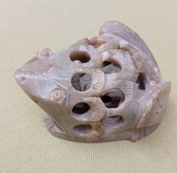 Delikli taş kurbağa