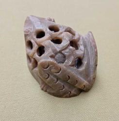 Delikli taş kurbağa