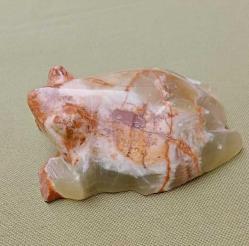 Doğal taştan kurbağa