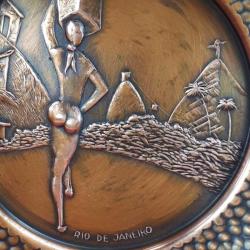 VINTAGE EL YAPIMI KABARTMA GÖRSELLİ RIO DE JANEIRO HATIRASI KÜÇÜK BAKIR TABAK