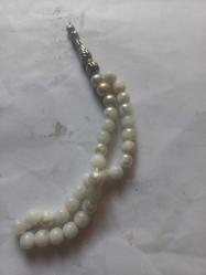 Bir adet sentetik  inciden yapılmış tesbih