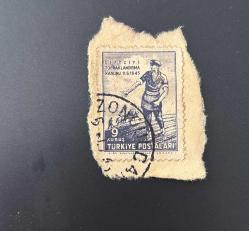 Türk Pulu - Turkish Stamp - Mektup Zarfından Kesilmiş / Postadan Geçmiş Pul Filateli - DAMGALI - ÇİFİCİYİ TOPRAKLANDIRMA KANUNU 11.6.1945 TEMALI PUL, 9 KURUŞ- Türkiye Cumhuriyeti - NOSTALJİK DOĞUM GÜNÜ HEDİYESİ