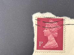 İngiltere Pulu - England Stamp - Mektup Zarfından Kesilmiş /Postadan Geçmiş Pul Filateli - KRALİÇE II. ELIZABETH TEMALI PUL, 1 PARA - YABANCI PULLAR - NOSTALJİK DOĞUM GÜNÜ HEDİYESİ