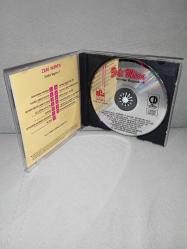 CD Zeki Müren dünden bugüne 6 albümü. Orijinal. 1991 dönem baskı albüm. Disk 10 üzerinden 9.5 Sorunsuz çalışıyor. Koleksiyonluk