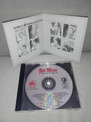 CD Zeki Müren dünden bugüne 6 albümü. Orijinal. 1991 dönem baskı albüm. Disk 10 üzerinden 9.5 Sorunsuz çalışıyor. Koleksiyonluk