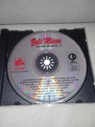 CD Zeki Müren dünden bugüne 6 albümü. Orijinal. 1991 dönem baskı albüm. Disk 10 üzerinden 9.5 Sorunsuz çalışıyor. Koleksiyonluk
