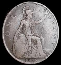 İngiltere 1916 1 Dünya Savaşı Damla baskı 1 Penny Alman askerleri ve üstlerinde uçaklar resmedilmiştir; ayrıca savaşın sembolü olan kırmızı gelincik çiçekleri bulunmaktadır. 
