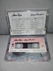 Kaset Ahmet Kaya yorgun demokrat albümü. Orijinal, 1987 dönem Kağıt Baskı. Kartonet tertemiz. Kaset sorunsuz çalışıyor