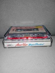 Kaset Ahmet Kaya yorgun demokrat albümü. Orijinal, 1987 dönem Kağıt Baskı. Kartonet tertemiz. Kaset sorunsuz çalışıyor