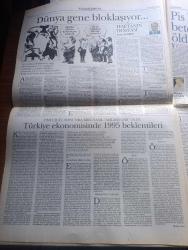 Pazar Postası Gazetesi - Turkish Newspaper - 26 Kasım 1994 - Sayı 49 - Tansu Çiller 1995'e de damgasını vuracak yazan Cengiz Kuşçuoğlu - sosyal liberalizm liberal modernizasyon derken yazan Canan Barlas - medyanın özelleştirmesi yazan Hikmet Özdemir - Işık İnselbağ ile söyleşi Wharton'un başarısı - enflasyondan enflamasyona yazan Yağmur Atsız - Alarko ABB işbirliği - ekonomiyi belirsizlik yönetiyor yazan Şeref Oğuz - filozof iktisatçı İdris Küçükömer halk demokrasi istiyor mu yazan Nihal Mete - milliyetçilik yazan Doğu Ergil - dünya gene bloklaşıyor yazan Sami Kohen - Türkiye ekonomisinde 1995 beklentileri yazan Bilge Okay - pis hava sigaradan beter bir öldürücü yazan Dinçer Güner - Yunan sinemasının genç yönetmeni Sotoris Goritsas'ın kardan gelenler filmi fotoğraf - Forrest Gump filmi - televizyon gazetecisi Can Dündar gerilla Savaşına var mısınız röportaj Nihal Mete - Kartaca 94 yazan Burçak Evren - yeni çıkan kitaplar Atilla Dorsay Ajda Pekkan'ın yüzü ya da değişimler çağı