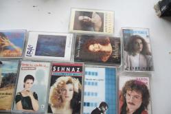 27 ADET KASET LOTU HEPSİDE GÖNDERILECEKTİR KAÇIRAN PİŞMAN OLUR HEPSİDE DEĞERLİ  DETAYLAR ACIKLAMADA (BÜYÜK RAF-AAA