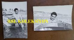 NURİ SESİGÜZEL'İN ORİJİNAL 2'Lİ FOTOĞRAF SETİ  - 18 x 12 cm EBADINDA  - NURİ SESİGÜZEL, DENİZDE YÜZERKEN ve SANDALA TUTUNUP KADRAJA POZ VERİRKEN ÇEKİLMİŞ 2 FARKLI KARE