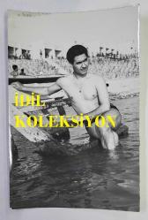 NURİ SESİGÜZEL'İN ORİJİNAL 2'Lİ FOTOĞRAF SETİ  - 18 x 12 cm EBADINDA  - NURİ SESİGÜZEL, DENİZDE YÜZERKEN ve SANDALA TUTUNUP KADRAJA POZ VERİRKEN ÇEKİLMİŞ 2 FARKLI KARE