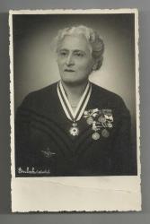 LOT.8 » TÜRKİYE'NİN İLK HEMŞİRESİ SAFİHE ELBİN MADALYALI FOTOĞRAF...