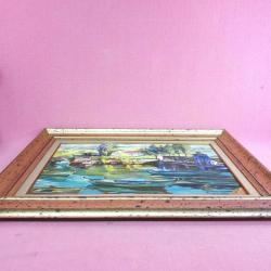İMZALI ÇERÇEVELİ SAHİLDE TEKNELER TEMALI YAĞLIBOYA RESİM