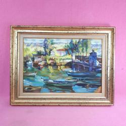 İMZALI ÇERÇEVELİ SAHİLDE TEKNELER TEMALI YAĞLIBOYA RESİM