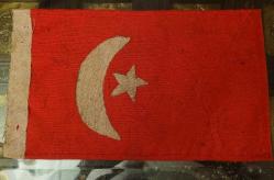 LOT.7 » ESKİLERDEN EL DİKİMİ ASKER GÖĞÜS CEBİ BAYRAĞI. NADİRATTANDIR.