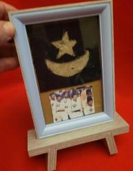 LOT.12 » OSMANLI ONBEŞLİLER BÖLÜĞÜ KUMAŞ GÖĞÜS BAYRAĞI. NADİRATTAN. ÇERÇEVEDE.