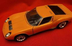 LOT.18 » BÜYÜK EBAT KLASİK MODEL ARABA. KOLEKSİYONLUK.