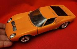 BÜYÜK EBAT KLASİK MODEL ARABA. KOLEKSİYONLUK.