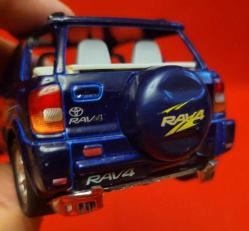 DAĞILAN KOLEKSİYONDAN MODEL ARAÇ. FOTOLARDAKİ.