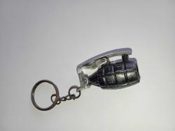 El bombası formunda anahtarlık. Bomba piminin oraya çatapat yerleştirip pim.kurulup atılıyor . Mantar.patlatiyor