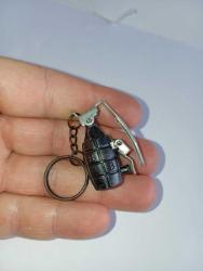 El bombası formunda anahtarlık. Bomba piminin oraya çatapat yerleştirip pim.kurulup atılıyor . Mantar.patlatiyor